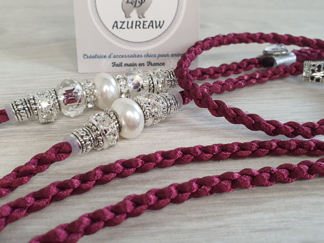 Laisse d’exposition tressée transparentes, blanches nacrées et argentée Azureaw Laisse d’exposition Lumière Prune Azureaw, tressage prune avec perles transparentes, blanches nacrées et argentée.