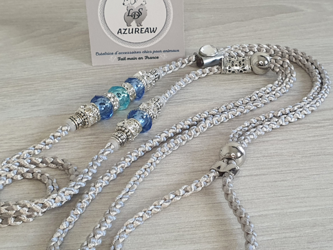 Laisse d’exposition Azur Boréal Azureaw, tressage Argenté avec perles bleues, turquoises et argentées.