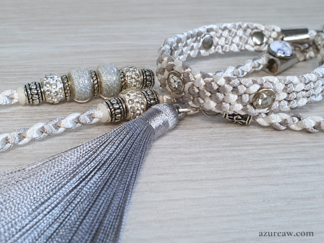 Laisse d’exposition blanche et argent – Étoile Argentée Azureaw Laisse d’exposition blanche et argent avec perles, strass au sous-gorge et pompon argenté – modèle Étoile Argentée