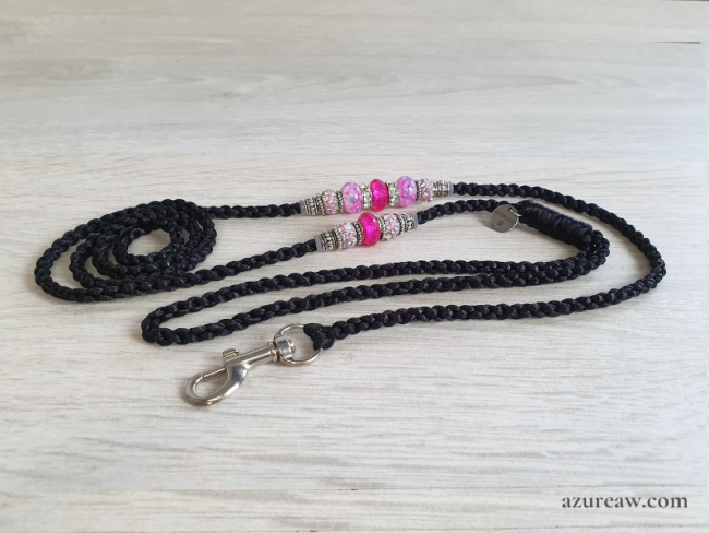 Laisse mousqueton Rose Nocturne Azureaw, un tressage noir fait main avec perles rose et finition une finition argentée.