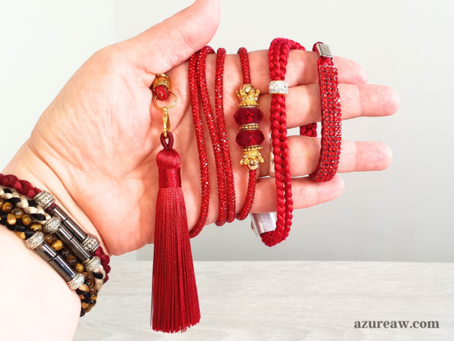 Laisse expo Signature Scintillante - Rubis impérial  tenue en main avec strass collier intégré et pompon
