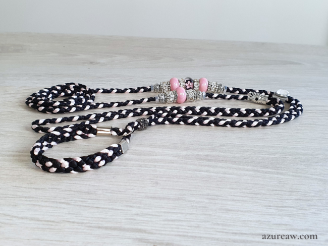 Laisse d’exposition canine Azureaw tressée noir et rose bébé avec perles et sous-gorge, entièrement tressée main. Laisse d’exposition canine Nuit Rosée Azureaw, noir et rose bébé avec perles et sous-gorge, entièrement tressée main.