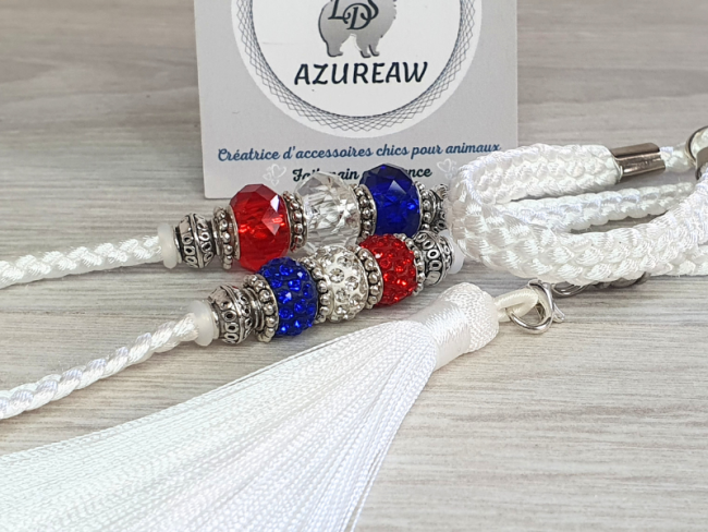 Azureaw – Laisse d’exposition blanche élégante avec perles tricolores – Élégance Intemporelle Laisse d’exposition blanche avec perles bleu blanc rouge et pompon blanc – modèle Élégance Intemporelle Azureaw