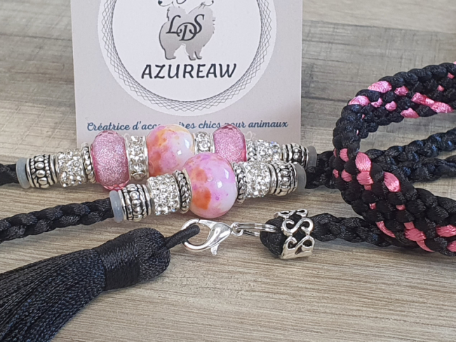 Laisse d’exposition ÉBÈNE ROSÉE – Noir et rose avec pompon | Azureaw Laisse d’exposition ÉBÈNE ROSÉE noir avec perles roses et argent et pompon noir | Azureaw
