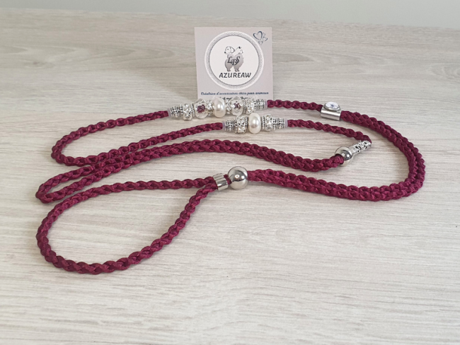 Laisse d’exposition tressée transparentes, blanches nacrées et argentée Azureaw Laisse d’exposition Lumière Prune Azureaw, tressage prune avec perles transparentes, blanches nacrées et argentée.