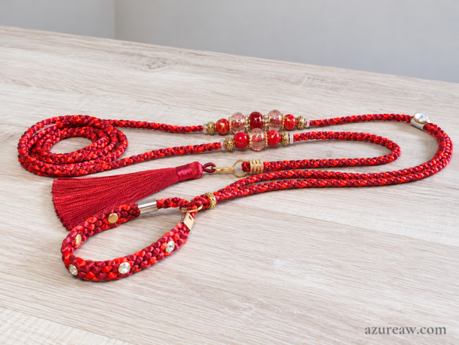 Laisse d’exposition canine Prestige Bordeaux Azureaw, rouge et bordeaux avec sous-gorge strass, perles et pompon assorti, entièrement tressée main.