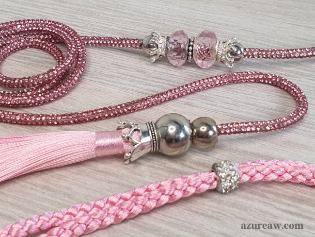 Détail perles et collier tressé laisse exposition Reflet Rosé rose – Azureaw