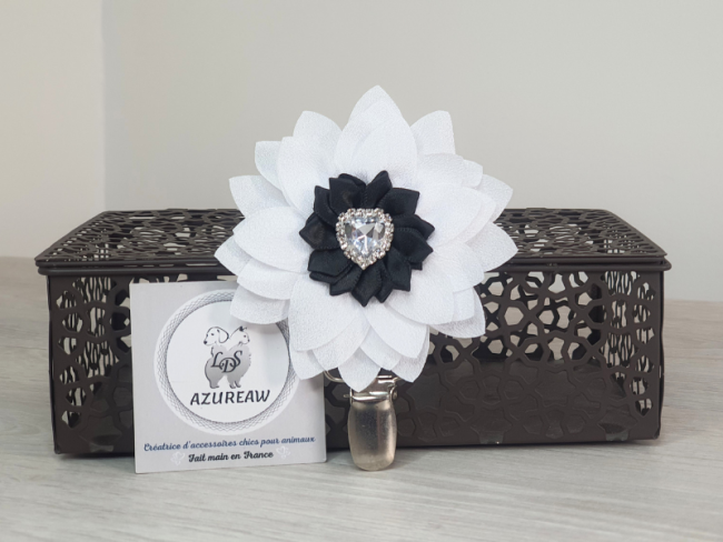 Broche porte-numéro exposition canine fleur blanche et noir avec strass coeur – Azureaw Broche porte-numéro exposition canine fleur blanche et noir avec strass coeur – Azureaw