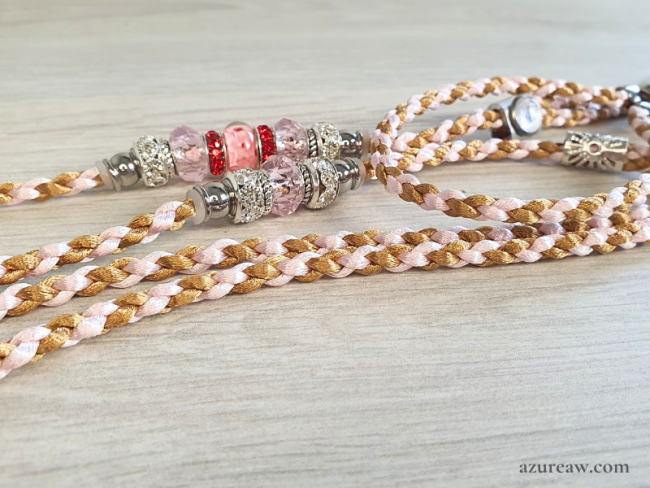 Laisse d’exposition Tendresse Caramel Azureaw, tressage caramel et rose poudré avec perles lumineuses et argentées. 