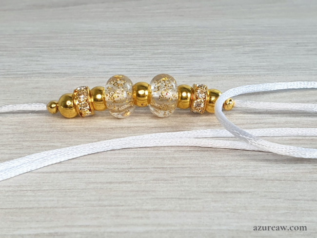 Laisse d’exposition cordon de satin blanc, perles et finitions dorées – Azureaw