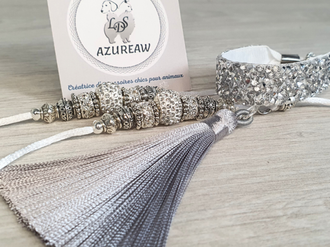 Laisse d’exposition satin blanc, perles strass argentées et blanches, sous-gorge pailleté et pompon argenté. – Azureaw