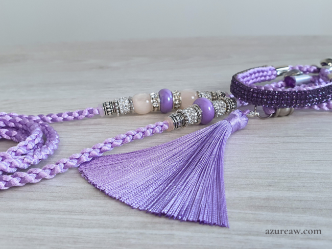 Laisse d’exposition Luxe Cristal Éclat de Lilas tressée à la main parme avec sous-gorge strassée pour moyen chien.