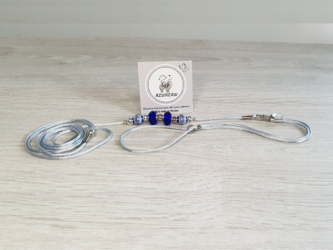 Laisse d’exposition Brume marine – Azureaw Laisse d’exposition cordon de satin gris bleu, perles marine et argentées – Azureaw