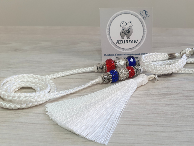 Azureaw – Laisse d’exposition blanche élégante avec perles tricolores – Élégance Intemporelle Laisse d’exposition blanche avec perles bleu blanc rouge et pompon blanc – modèle Élégance Intemporelle Azureaw