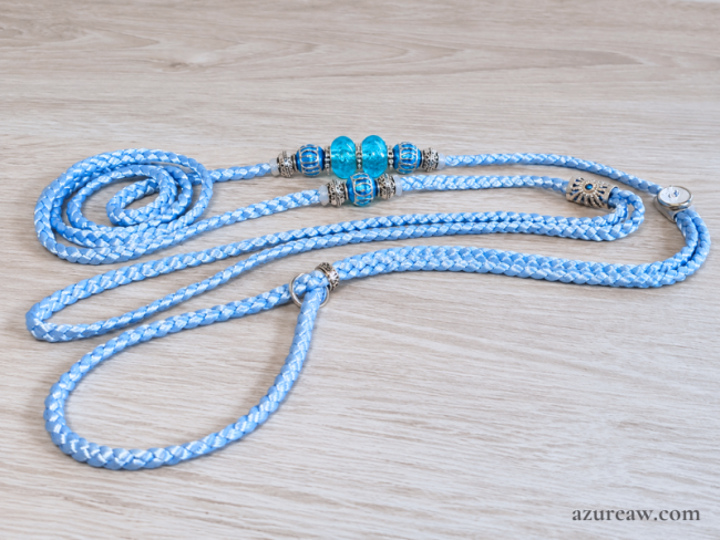 Laisse d’exposition Brise Turquoise Azureaw, tressée bleu bébé avec perles