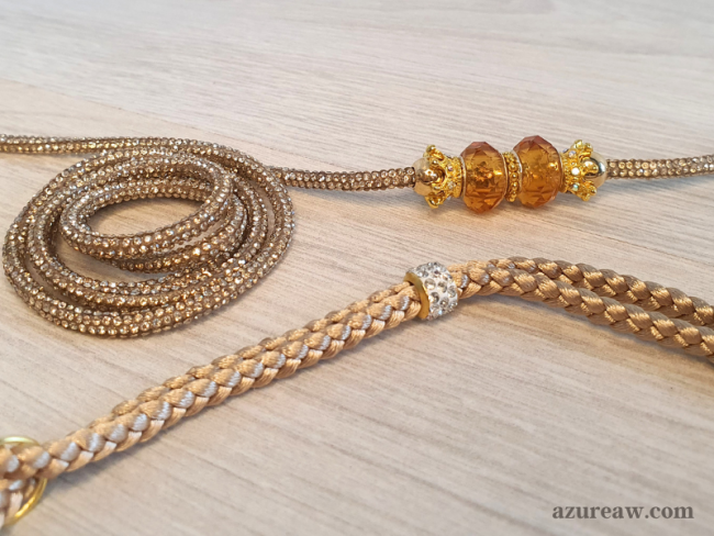 Détail collier tressé et cordon scintillant sur laisse exposition champagne pour mini chien 