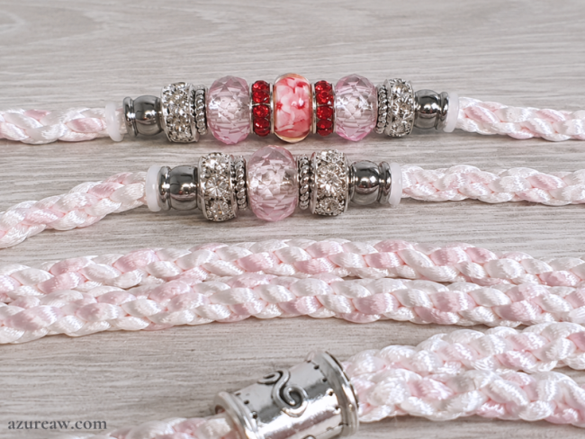 Laisse d’exposition Prestance Poudrée Azureaw, tressée blanc et rose bébé avec perles 