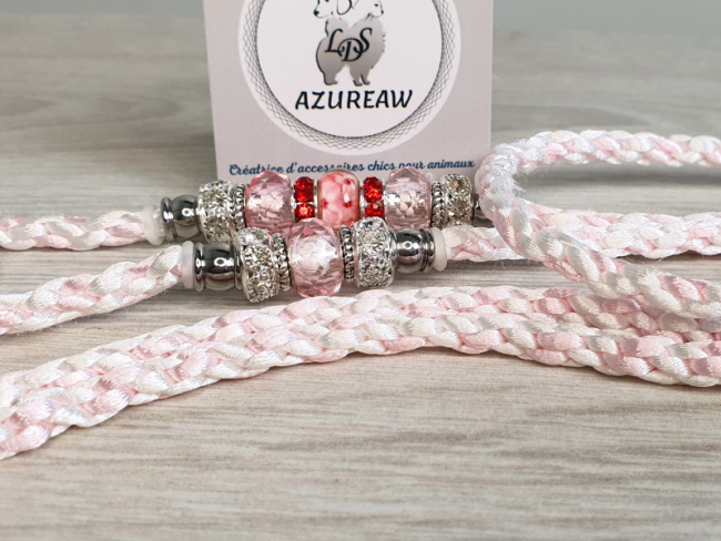 Laisse d’exposition Prestance Poudrée Azureaw, tressée blanc et rose bébé avec perles - Édition Saint-Valentin