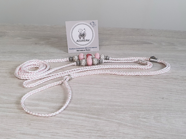 Laisse d’exposition Azureaw tressée blanc et rose bébé avec perles - Édition Saint-Valentin Laisse d’exposition Douce Romance Azureaw, tressée blanc et rose bébé avec perles - Édition Saint-Valentin