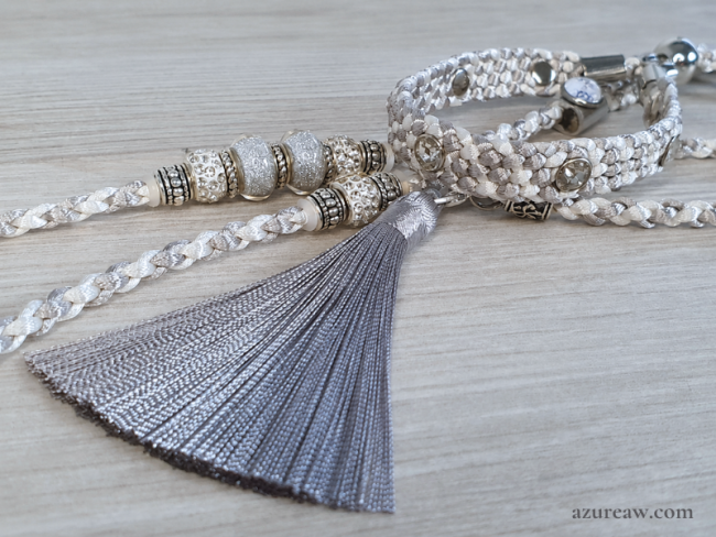 Laisse d’exposition blanche et argent – Étoile Argentée Azureaw Laisse d’exposition blanche et argent avec perles, strass au sous-gorge et pompon argenté – modèle Étoile Argentée