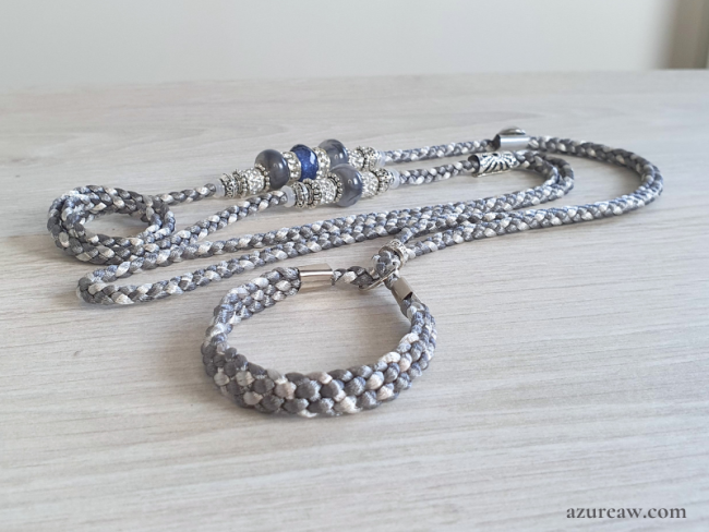 Laisse d’exposition Éclat d'Argent  Azureaw, tressage fait main gris argenté avec perles et sous-gorge.
