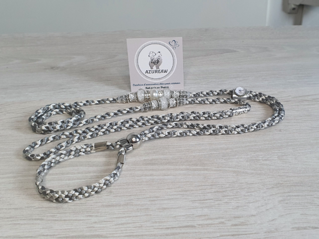 Laisse d’exposition tressée gris & argent avec perles argentées et blanches Azureaw, entièrement tressée main. Laisse d’exposition canine Reflet D'argent Azureaw, grise argentée avec perles, entièrement tressée main.