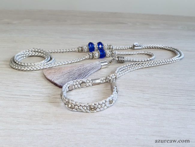 Laisse d’exposition canine Azureaw tressée argent avec sous-gorge, perles et pompon, entièrement tressée main. Laisse d’exposition canine Argenté Marine Azureaw, argent avec sous-gorge avec strass, perles marine argentées et pompon assorti, entièrement tressée main.