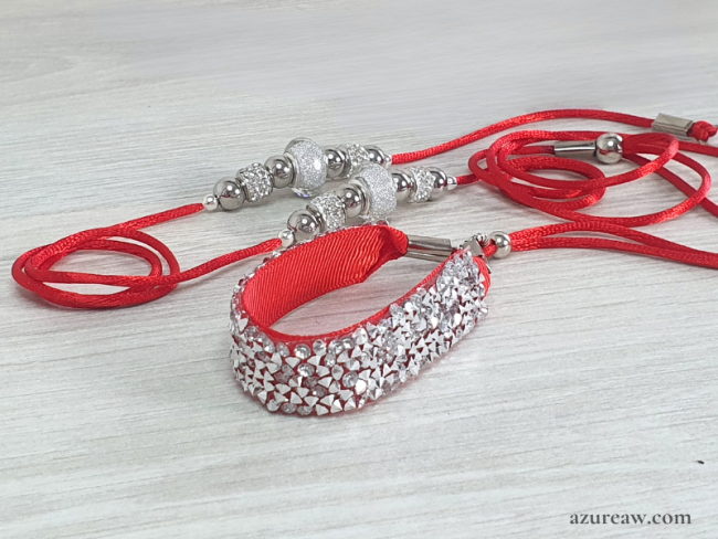 Laisse d’exposition Rouge argentée en cordon de satin avec perles, sous-gorge pailleté et une poignée – Azureaw Laisse d’exposition en cordon de satin rouge, perles argentées, sous-gorge pailleté et une poignée. – Azureaw