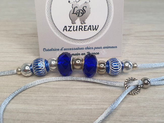 Laisse d’exposition Brume marine – Azureaw Laisse d’exposition cordon de satin gris bleu, perles marine et argentées – Azureaw