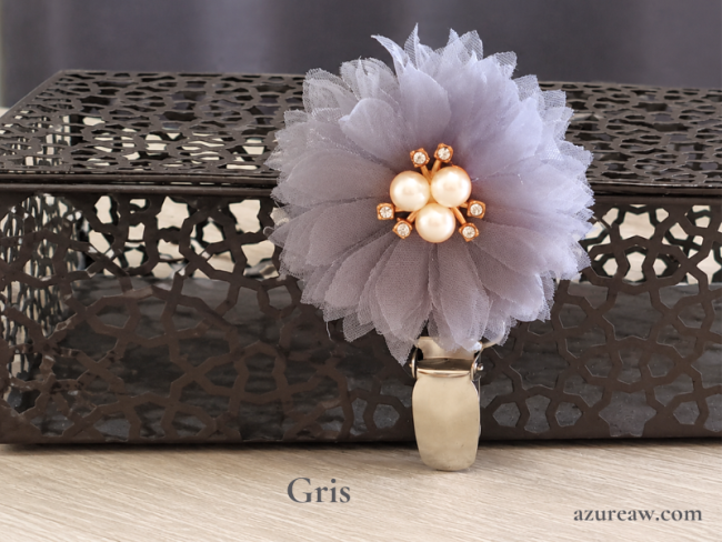 Broche porte-numéro Fleur perles et strass Gris Azureaw- Fait main