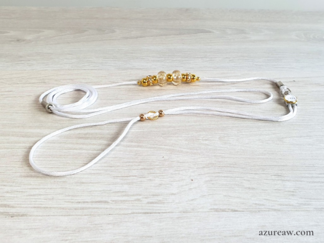 Laisse d’exposition cordon de satin blanc, perles et finitions dorées – Azureaw