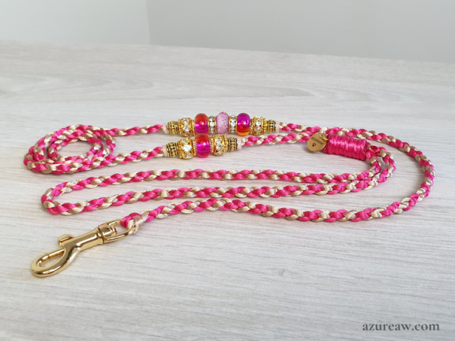 Laisse mousqueton Rose champagne Azureaw, un tressage fait main avec perles.