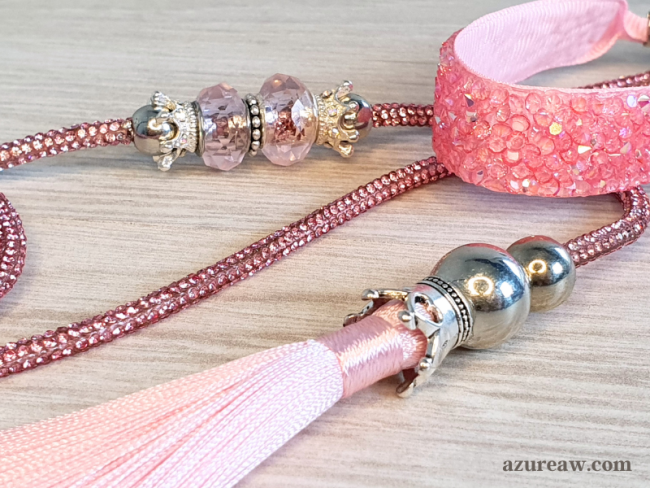 Détail perles laisse exposition Reflet Rosé rose – Azureaw