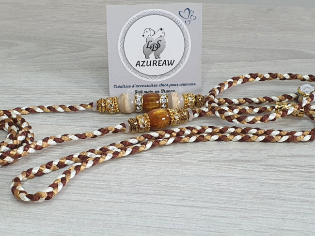 Laisse d’exposition canine Azureaw tressée noisette, caramel et ivoire avec perles, entièrement tressée main. Laisse d’exposition canine Élégance Ambrée Azureaw, noisette, caramel et ivoire avec perles, entièrement tressée main.