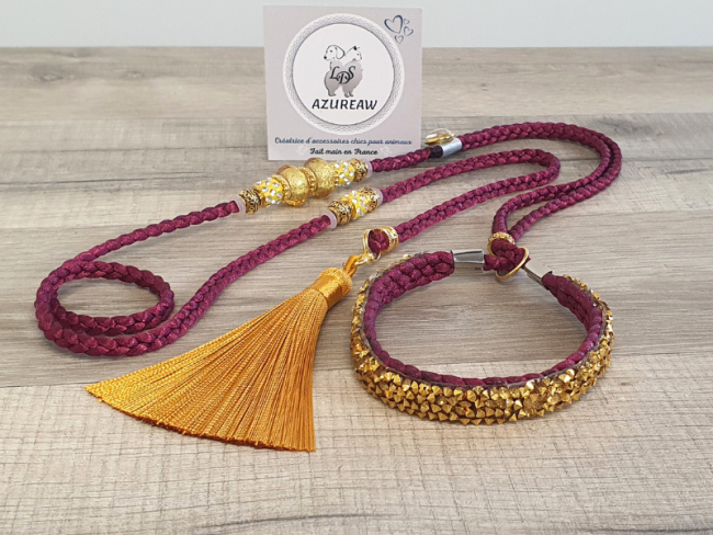 Laisse d’exposition Prune Lumière – Prune et finitions dorées Azureaw Laisse d’exposition prune Azureaw avec sous-gorge pailleté doré, perles et pompon dorés