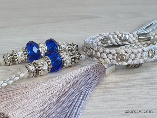 Laisse d’exposition canine Azureaw tressée argent avec sous-gorge, perles et pompon, entièrement tressée main. Laisse d’exposition canine Argenté Marine Azureaw, argent avec sous-gorge avec strass, perles marine argentées et pompon assorti, entièrement tressée main.