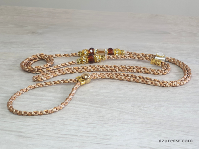 Laisse d’exposition Azureaw tressée champagne et caramel avec perles ambrées, entièrement tressée main. Laisse d’exposition canine Douceur d’Ambre Azureaw, champagne et caramel avec perles ambrées, entièrement tressée main.
