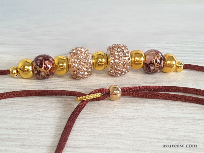Laisse d’exposition cordon de satin chocolat, perles chocolat, champagnes et dorées – Azureaw