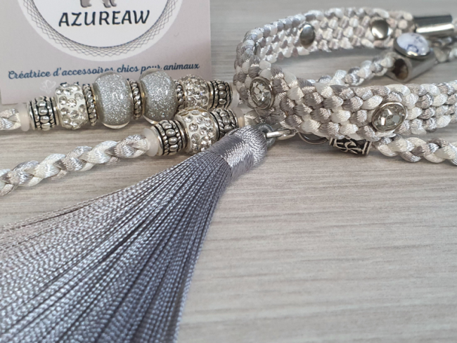 Laisse d’exposition blanche et argent avec perles, strass au sous-gorge et pompon argenté – modèle Étoile Argentée