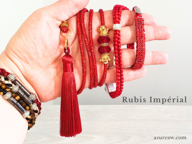 Laisse expo Signature Scintillante - Rubis impérial  tenue en main avec strass collier intégré et pompon