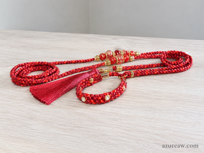 Laisse d’exposition canine Prestige Bordeaux Azureaw, rouge et bordeaux avec sous-gorge strass, perles et pompon assorti, entièrement tressée main.