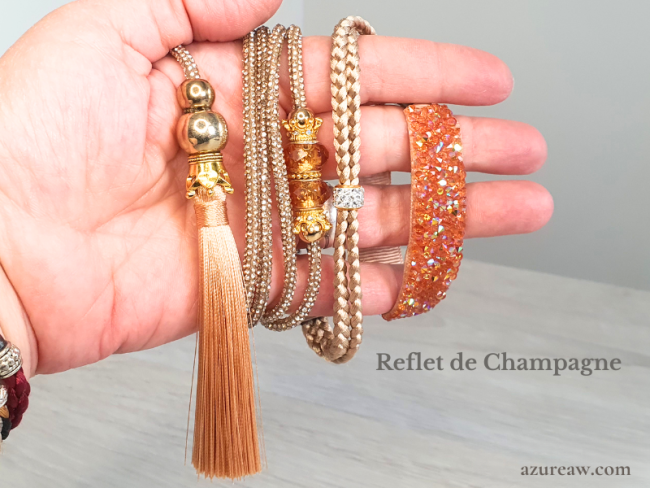 Laisse expo Éclat Scintillant - Reflet de Champagne tenue en main avec strass collier intégré et pompon