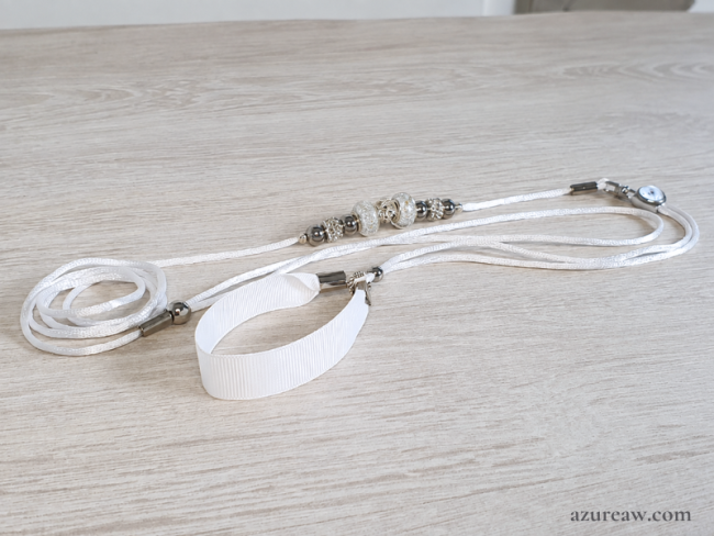 Laisse d’exposition Azureaw blanche avec perles et sous-gorge  – Neige d'argent