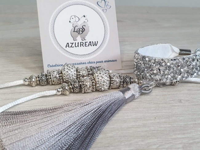 Laisse d’exposition satin blanc, perles strass argentées et blanches, sous-gorge pailleté et pompon argenté. – Azureaw