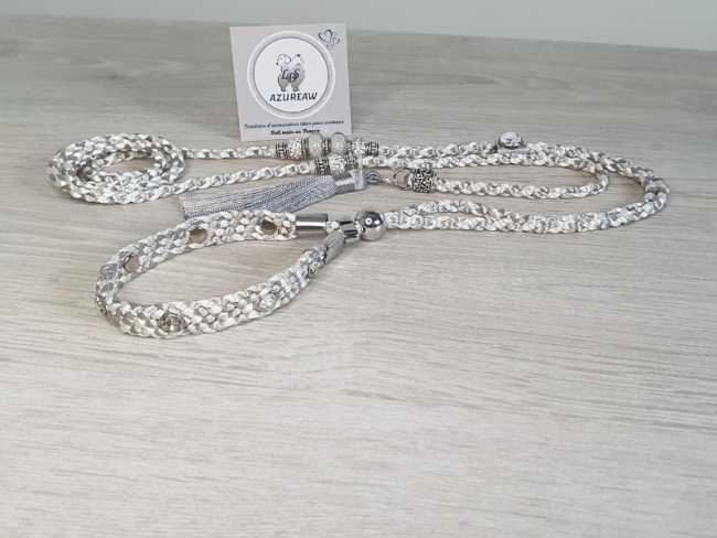 Laisse d’exposition blanche et argent avec perles, strass au sous-gorge et pompon argenté – modèle Étoile Argentée