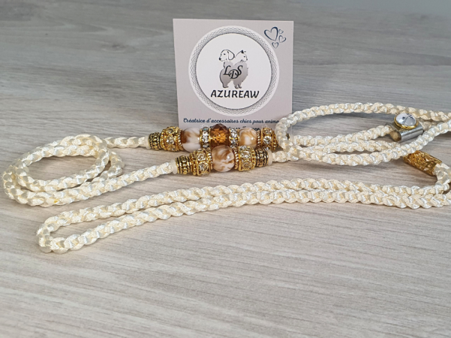 Laisse d’exposition tressée Ivoire avec perles ivoire, champagne et dorées Azureaw Laisse d’exposition Lumière D'ivoire Azureaw, tressage Ivoire avec perles ivoire, champagne et dorées.