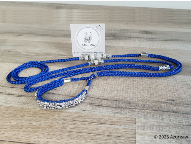 Laisse d’exposition Éclat Royal – Bleu roi et finitions argentées Azureaw Laisse d’exposition bleu roi Azureaw avec sous-gorge pailleté argenté et perles argentées