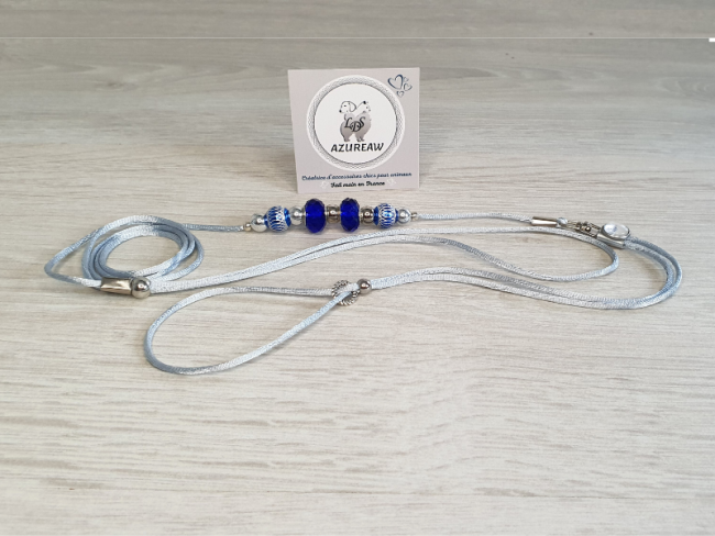 Laisse d’exposition Brume marine – Azureaw Laisse d’exposition cordon de satin gris bleu, perles marine et argentées – Azureaw