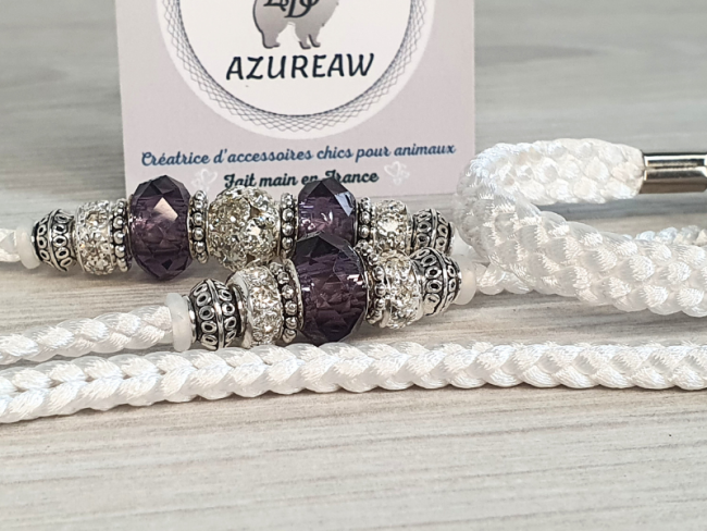 Laisse d’exposition canine Azureaw tressée blanche avec perles, entièrement tressée main. Laisse d’exposition canine Douceur Prune Azureaw, blanche avec perles, entièrement tressée main.