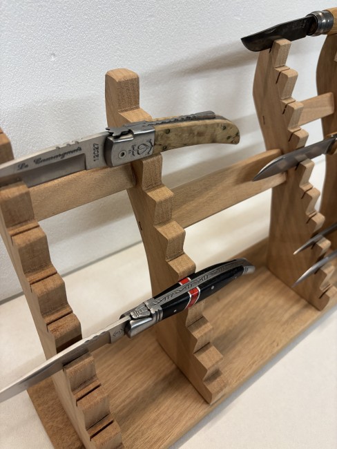 PRESENTOIR OBLIQUE 20 COUTEAUX EN BOIS DE MERISIER